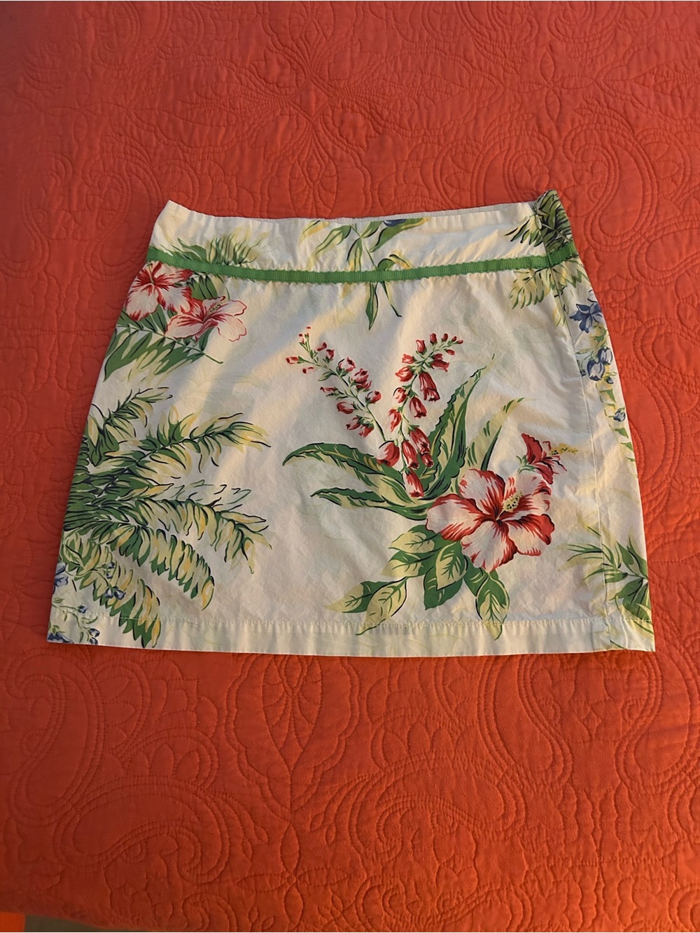 Tommy Hilfiger White Floral Cotton Mini Skirt with Red and Green Accents